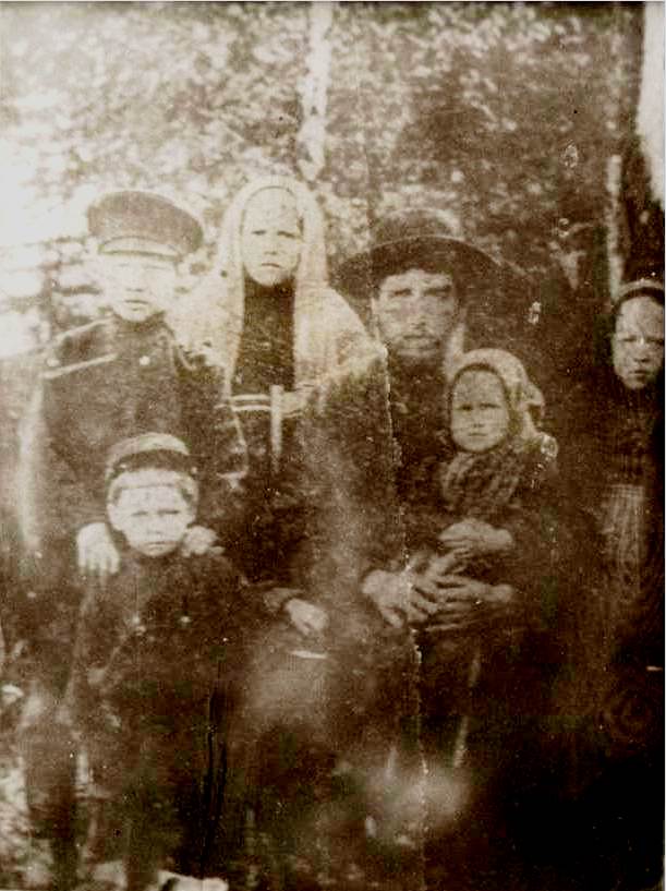 Бобровский Елизвай Епифанович с семьей.jpg